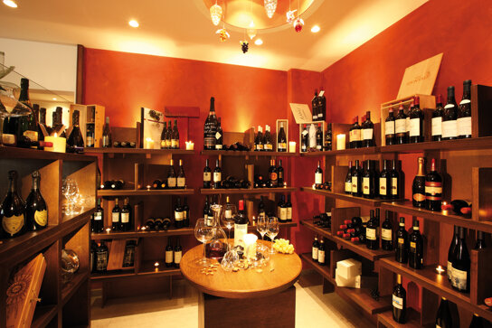 Weinkeller mit Regalen