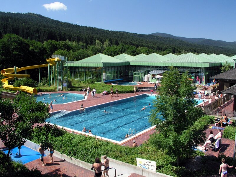 Schwimm- und Spaßbecken im Osserbad Lam