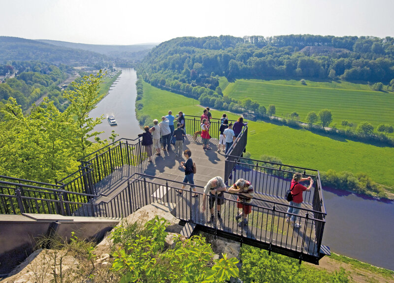 WeserSkyWalk bei Beverungen - Aussicht ueber das Wesertal im Weserbergland