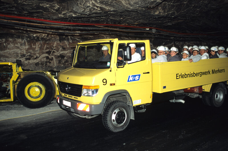 offener Mannschaftswagen mit Personen besetzt