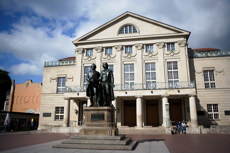 Deutsches Nationaltheater Weimar mit Goethe-Schiller-Denkmal