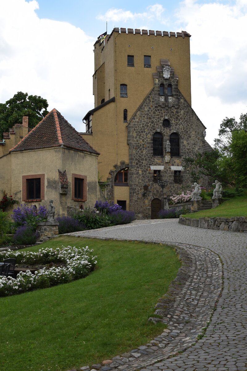 Vorpark und Haupttor der Roseburg