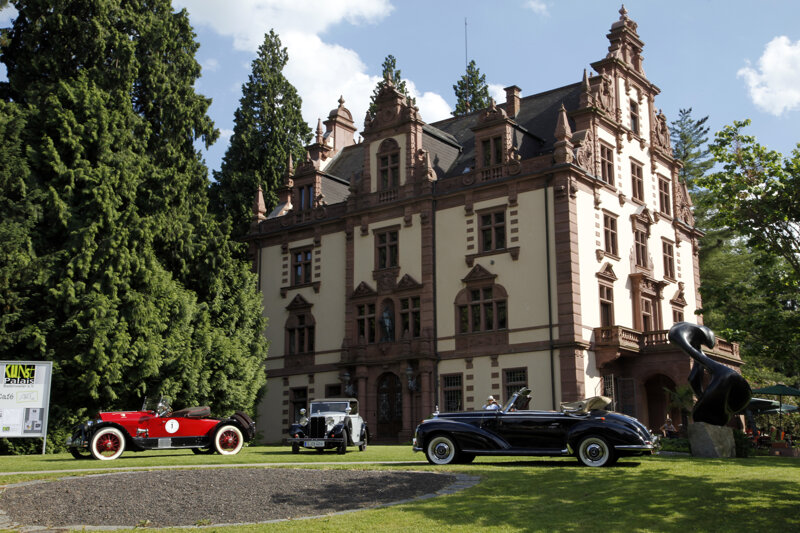 altes Haus im Schlosspark mit Oldtimer davor
