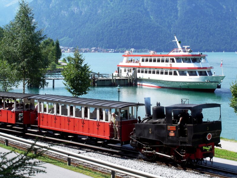 Achenseeschiffahrt und Achenseebahn nebeneinander