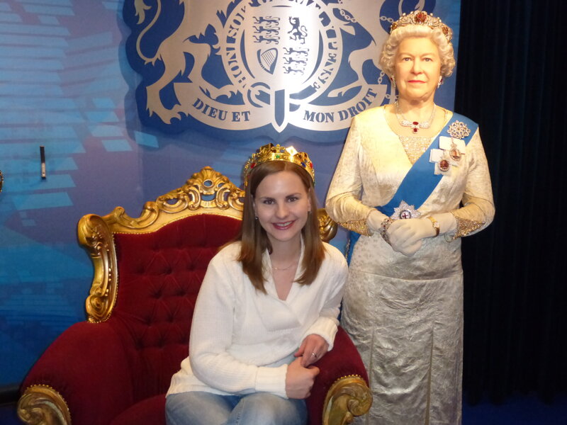 Lisa Carmiggelt im  Madame Tussauds mit der Queen