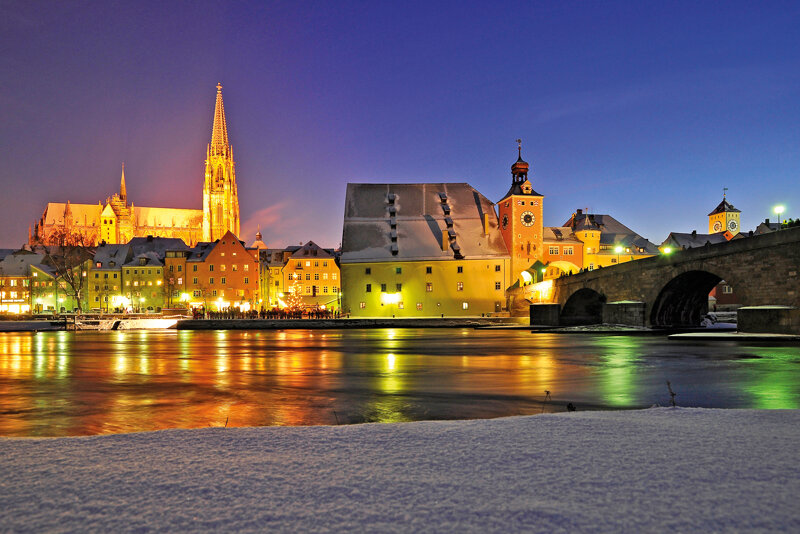 Regensburg Dom und Altstadt zur blauen Stunde
