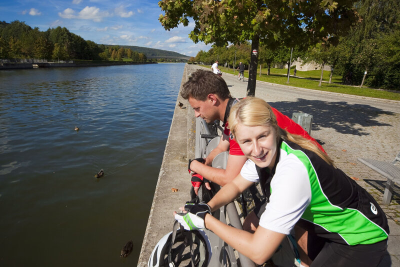 Radler auf dem Fünf-Flüsse-Radweg im Altmühltal