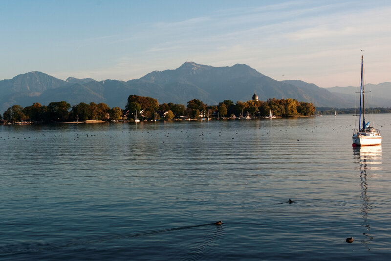 Blick auf die Fraueninsel im Chiemsee