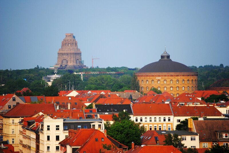 Blick vom Fockeberg auf Panometer Leipzig und Völkerschlachtdenkmal