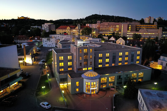 Vienna House Easy Coburg von oben mit Beleuchtung