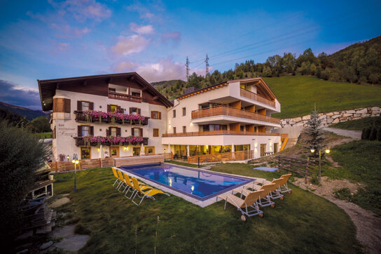 Außenansicht Hotel Schaurhof mit Pool und Garten