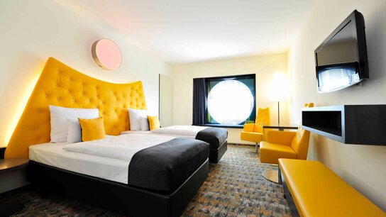 Doppelzimmer mit rundem Fenster