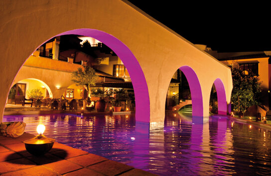 Olivenplatz mit Pool und Olivenbar