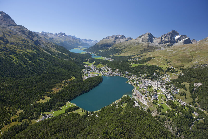 Blick auf St. Moritz und Engadiner Seen vom Helikopter