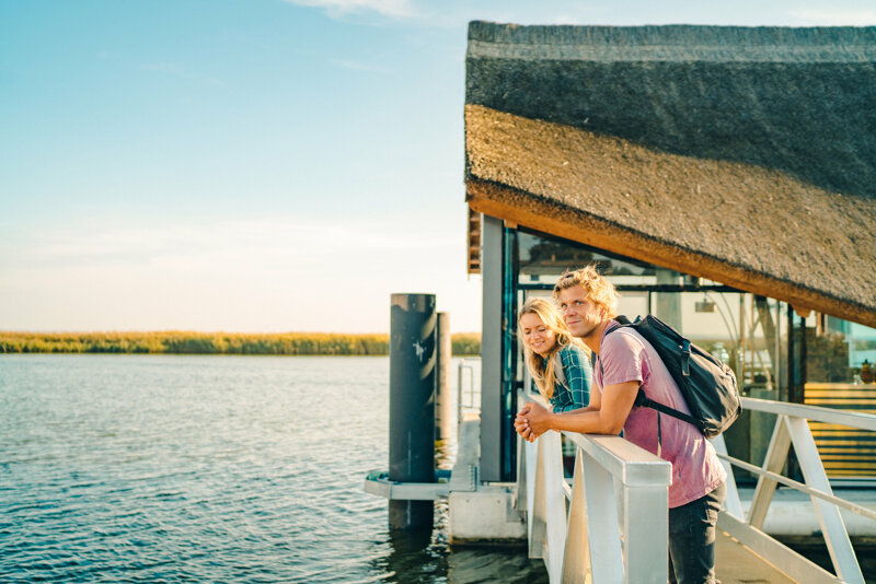 Paar blickt auf das Meer
