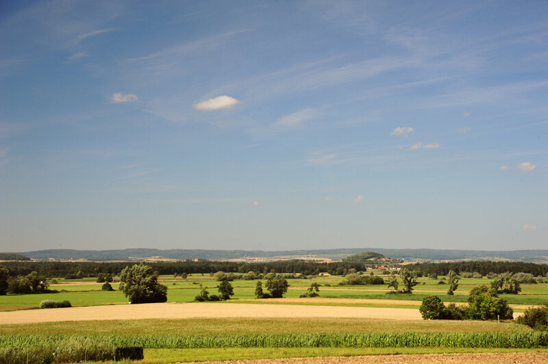 Das Nördlinger Ries – Blick über die Kraterlandschaft mit der runden Stadt