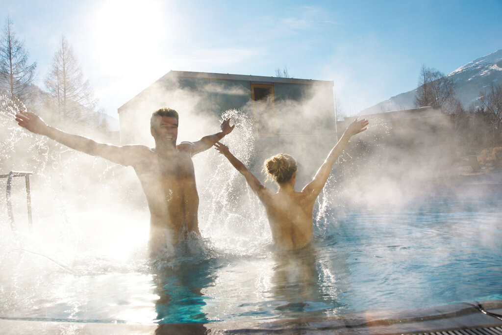 Pärchen im Außenpool des Thermalbads Alpentherme Gastein