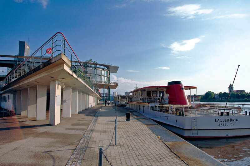 Basler Rheinhafen mit Stadtsilhouette und blauem Himmel