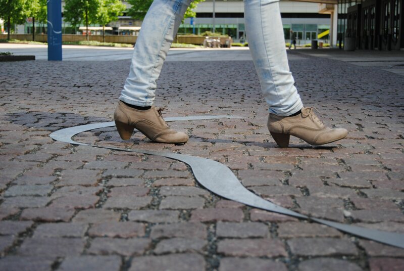 Notenspur mit Fussgängerin