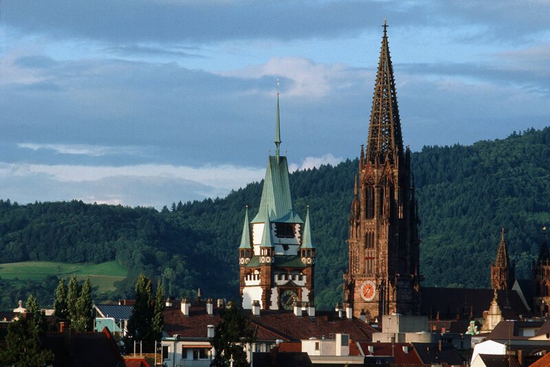 Blick auf das Martinstor und Münster in Freiburg