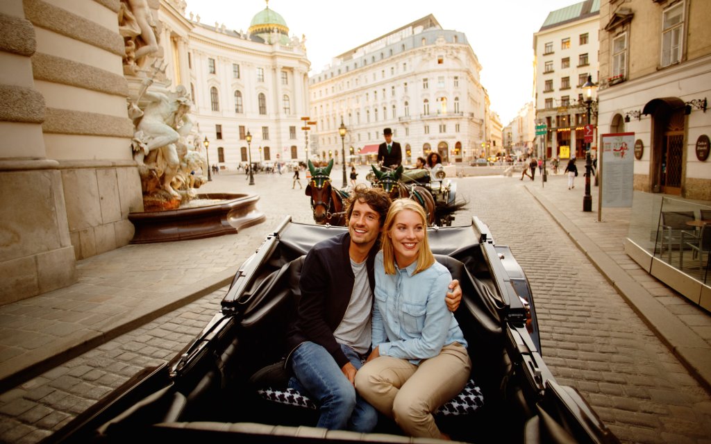 Paar macht Kutschfahrt in Wien