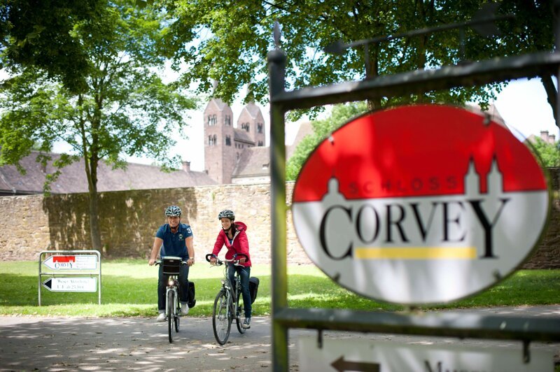 UNESCO-Welterbe Corvey am Weserradweg - Blick auf Westwerk und Kirche