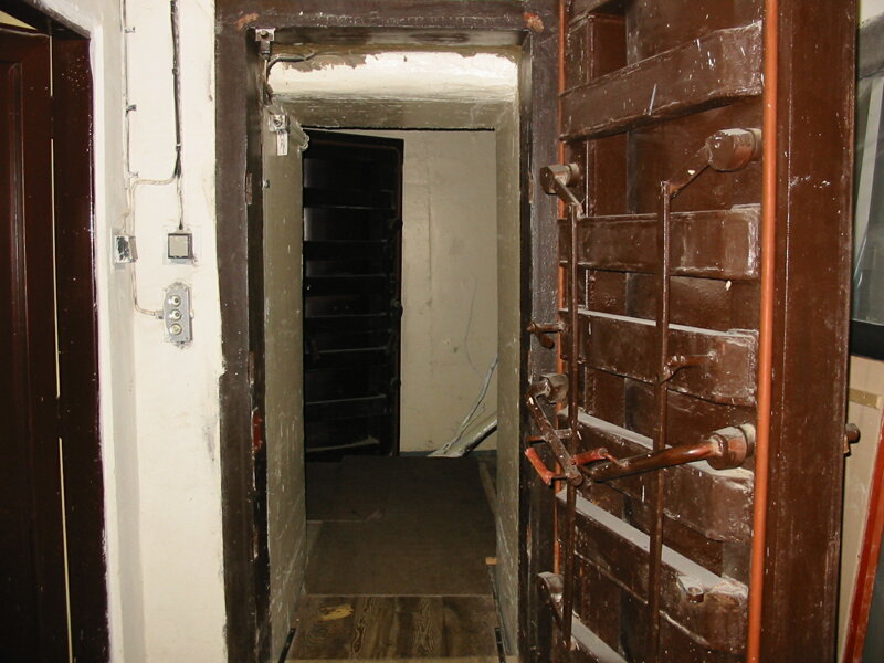 Schwere Stahltür im Atombunker Spindlermühle