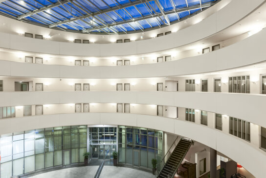 modernes Atrium des NH Düsseldorf City