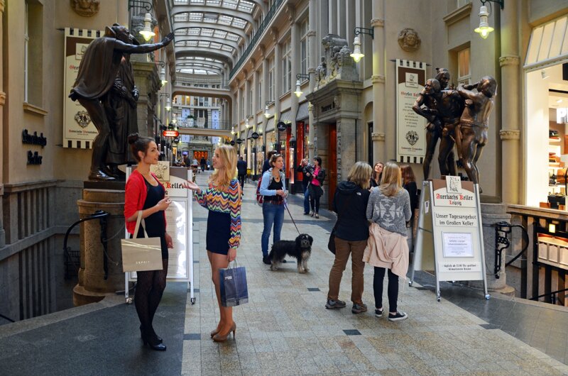 Faustskulpturen am Eingang zu Auerbachs Keller in der Mädler-Passage Leipzig