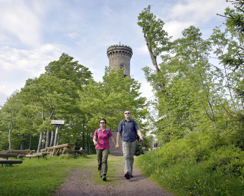Wanderer vor dem Kickelhahnturm bei Ilmenau im Thüringer Wald