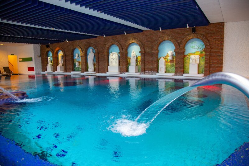 Paar auf Liegen vor den Pool