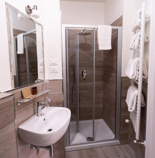 Badezimmer mit Dusche