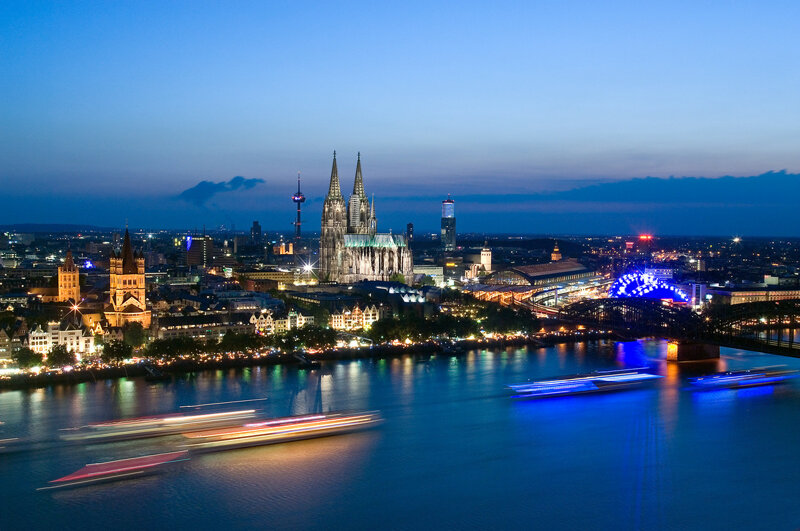Kölner Lichter – Feuerwerk über dem Rheinufer mit Kölner Dom