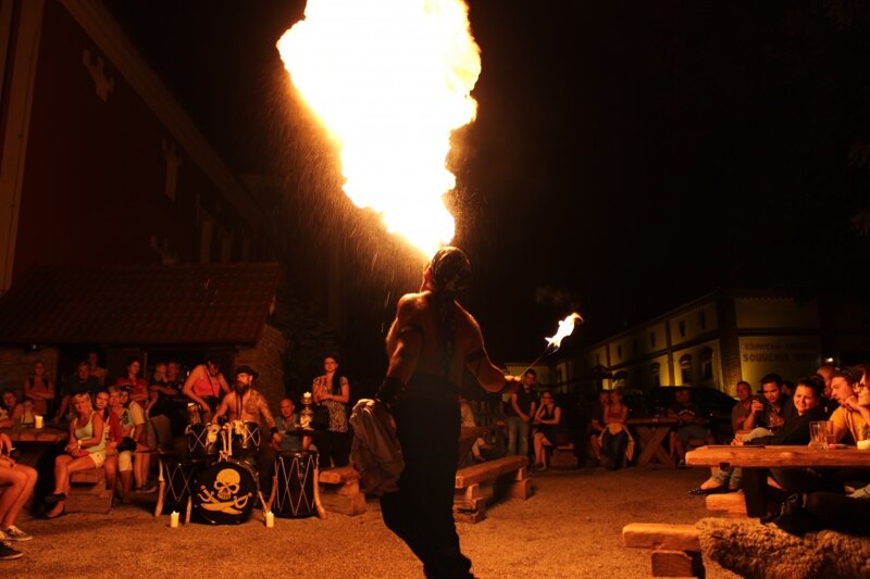 Feuerschlucker beim Mittelalter-Fest im Château Dětenice