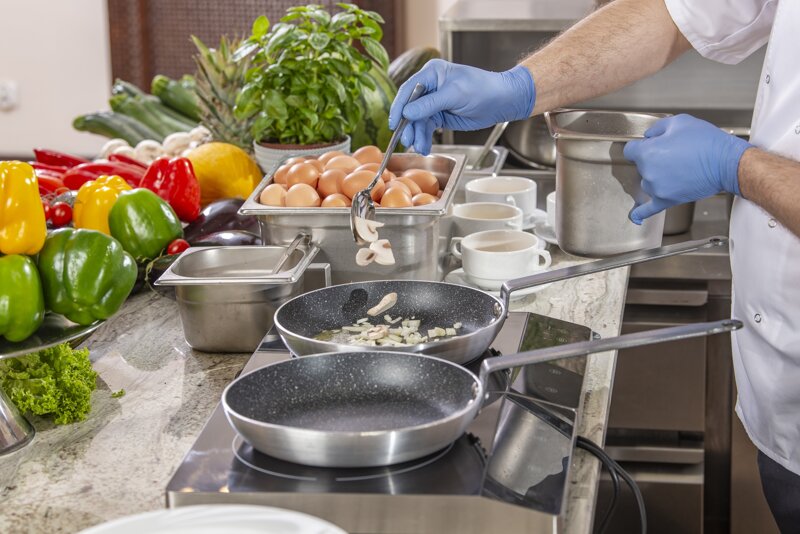 Köche beim Zubereiten einer Mahlzeit