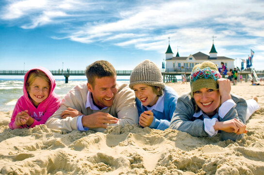 Familie im Sand vor der Ahlbecker Seebrücke©König, Jens,UTG