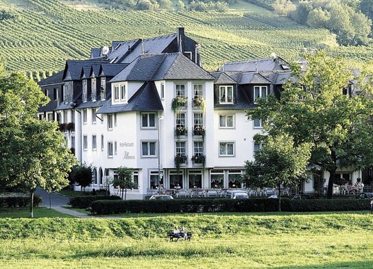 Blick von der Mosel auf das Hotel Pollmann