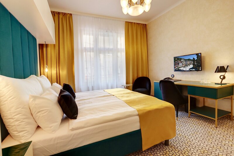 Doppelzimmer mit gelben Dekoelementen