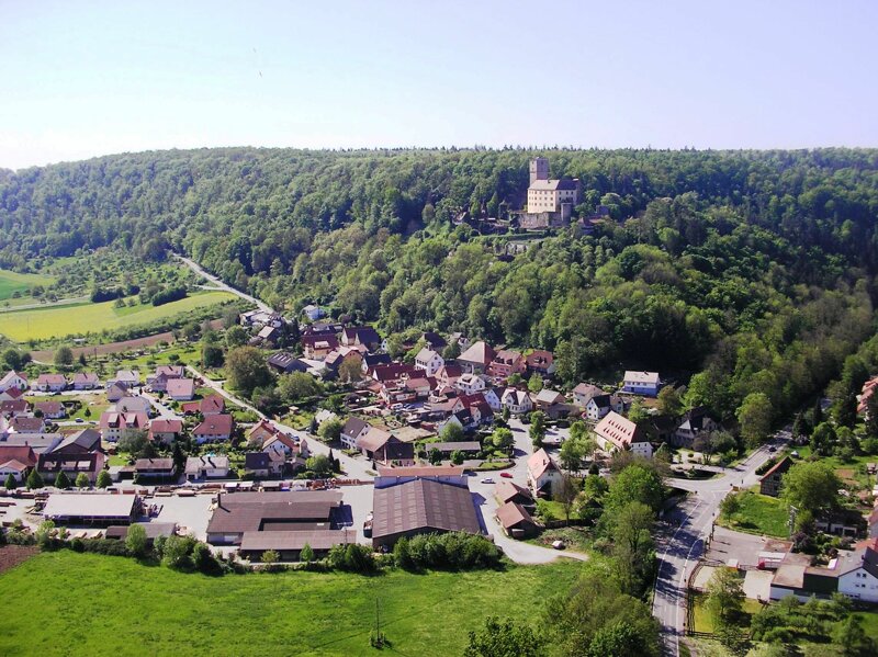 der kleine Ort Neckarmühlbach und Burg Guttenburg