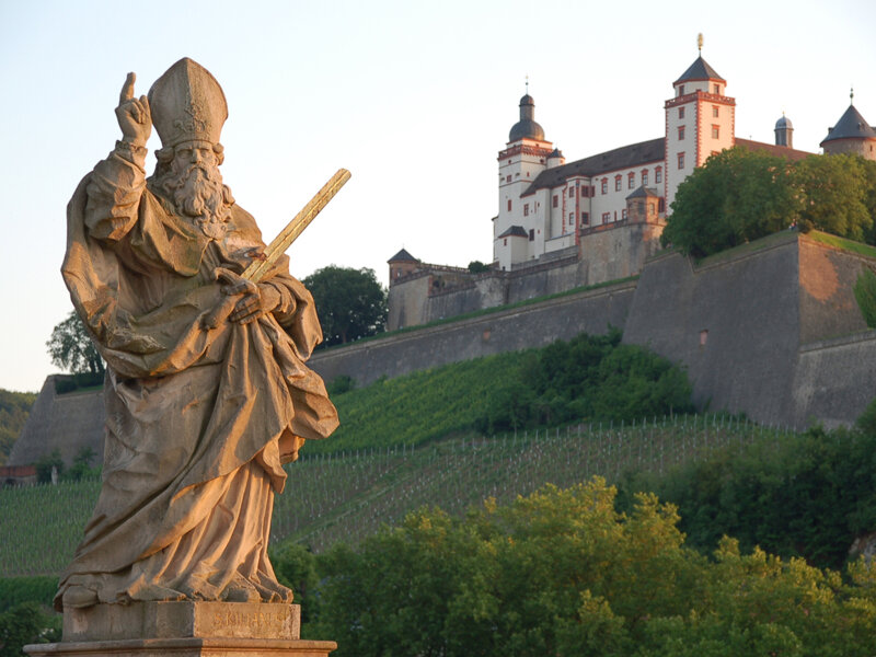 Brückenblick hinauf zur Festung Würzburg
