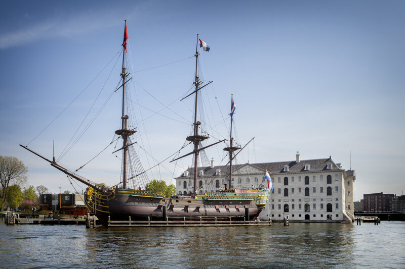Schifffahrtsmuseum Amsterdam mit VOC-Schiff