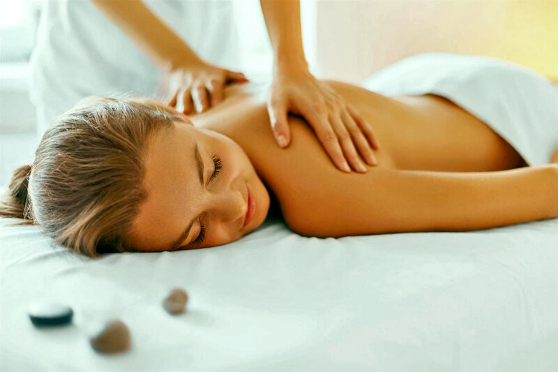 Frau entspannt bei einer Wellness-Massage.