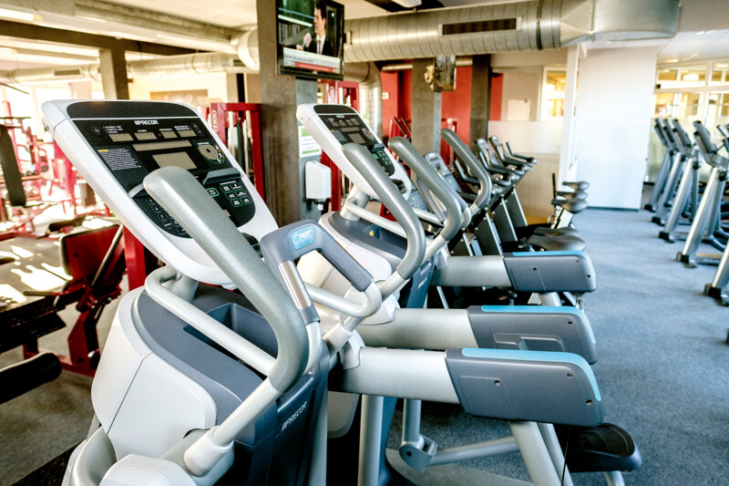 Fitnessraum mit Geräten