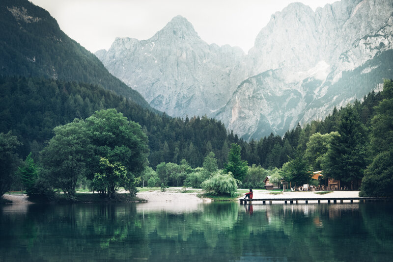 See mit Alpen im Hintergrund