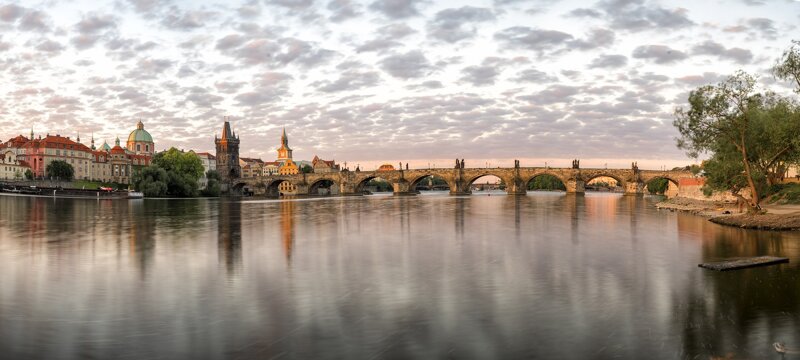 Panoramablick auf Prag mit Karlsbrücke und Moldau