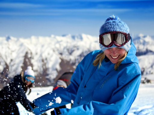 Zwei junge Leute bei einer Schneeballschlacht