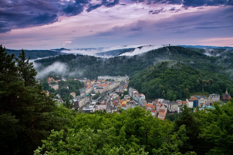 Karlovy Vary – elegante Kurkolonnaden in Westböhmen beim Sommerurlaub Tschechien