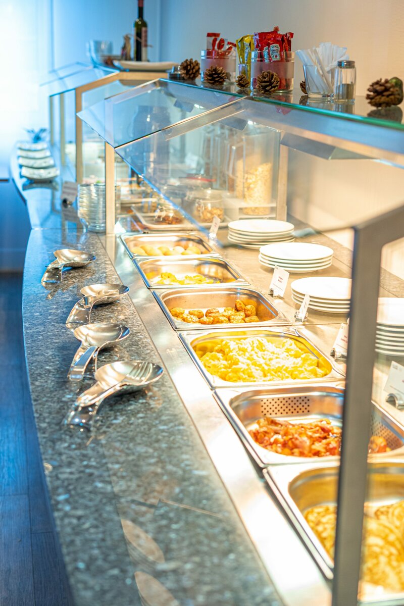Frühstücksbuffet und Tische
