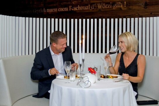 Paar beim Essen im Restaurant