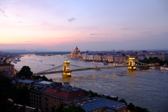 Kettenbrücke am Abend ohne c pixabay